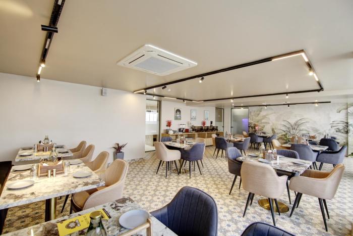 saltstayz premier near golf course road and sector 57