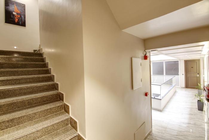 saltstayz premier near golf course road and sector 57
