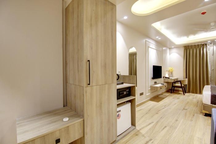 saltstayz premier near golf course road and sector 57