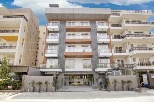 Saltstayz Premier - Near Golf Course Road & Sector 57,,3 star