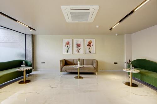 saltstayz premier near golf course road and sector 57