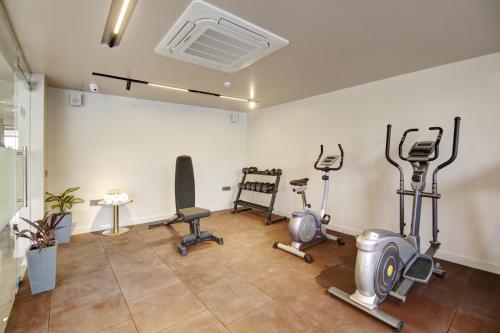 saltstayz premier near golf course road and sector 57