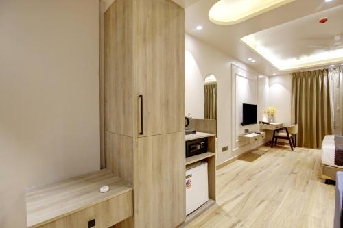 saltstayz premier near golf course road and sector 57