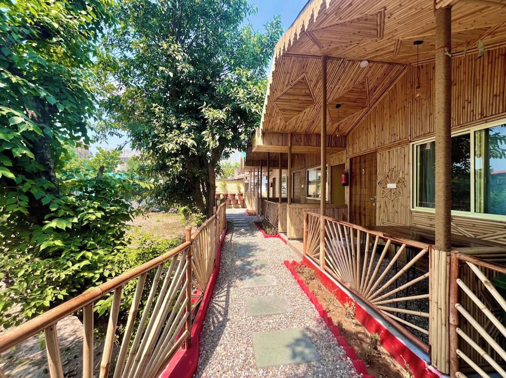 bamboo garden cottages and cafe