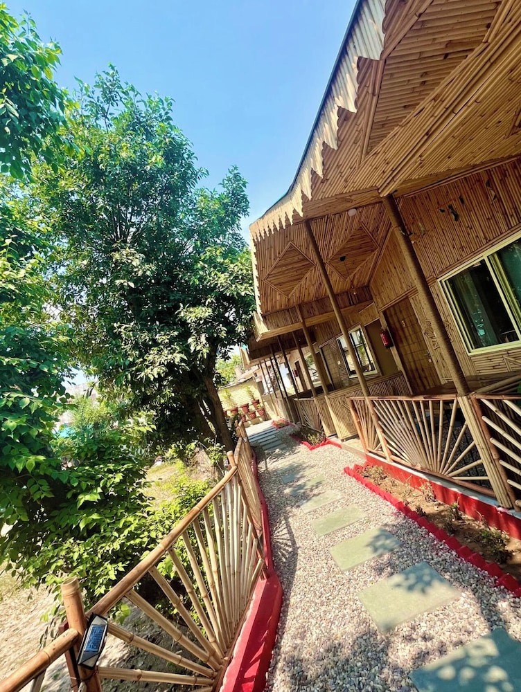 bamboo garden cottages and cafe