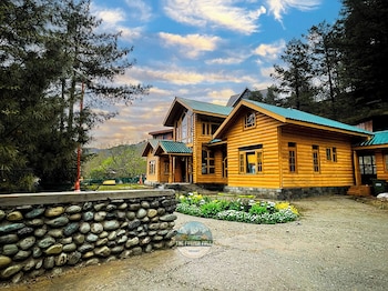 the frozenfall resort gulmarg