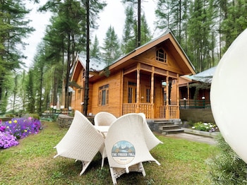 the frozenfall resort gulmarg