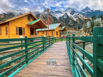 the frozenfall resort gulmarg