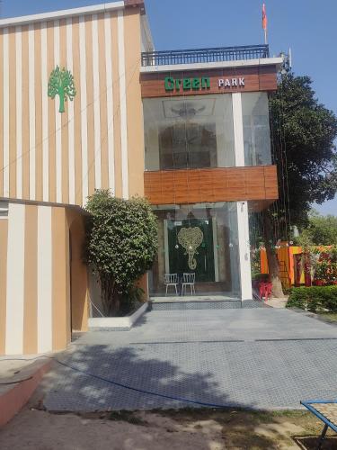 Green Park,,2 star