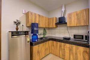 the lodgers luxury 1 bhk serviced apartment sec 43