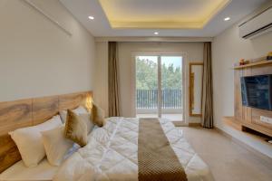 the lodgers luxury 1 bhk serviced apartment sec 43