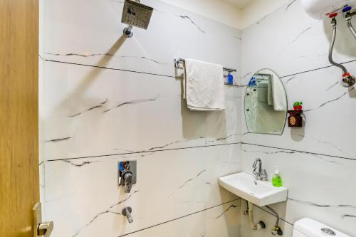peacefulhuts 1bhk nr yashobhoomi icc and airport