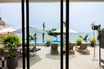 elite atoll beachfront hotel