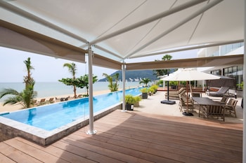 elite atoll beachfront hotel