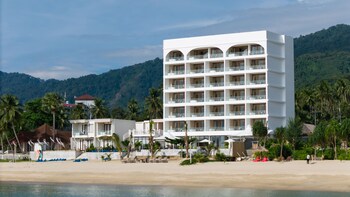 elite atoll beachfront hotel