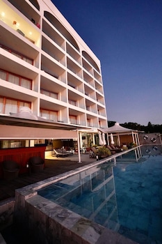 elite atoll beachfront hotel