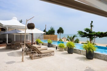 elite atoll beachfront hotel