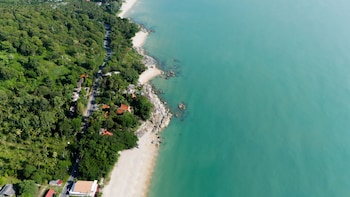 elite atoll beachfront hotel