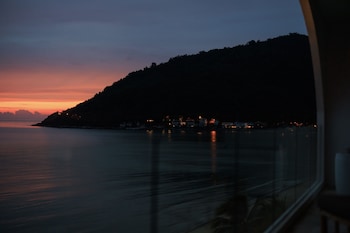 elite atoll beachfront hotel