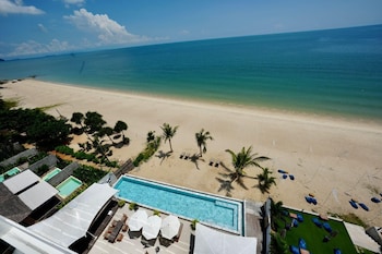 elite atoll beachfront hotel