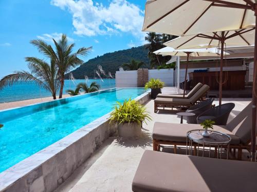 elite atoll beachfront hotel
