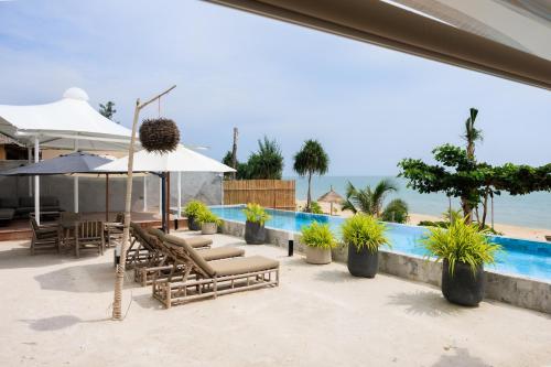 elite atoll beachfront hotel