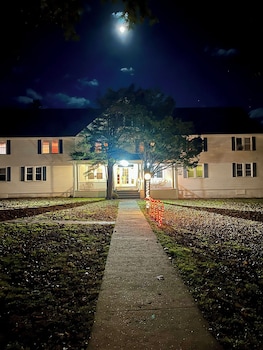 Grand Lake Hotel,,2 star