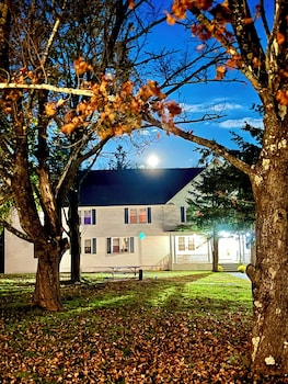 Grand Lake Hotel,,2 star