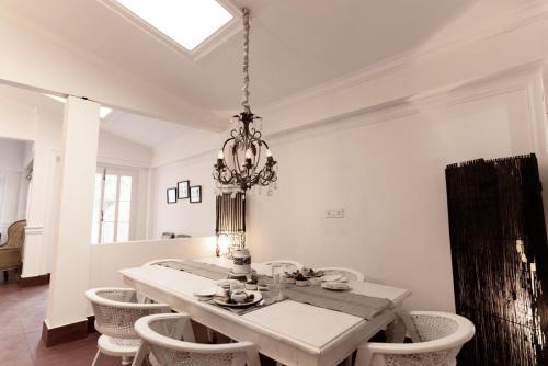 chhota haazri by the rajbari bawali