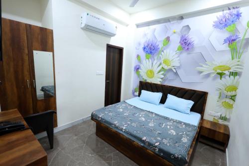 Shri Girraj Residency,,2 star