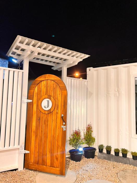 triple j hotel trang