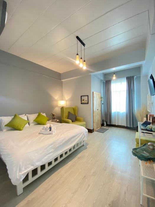 triple j hotel trang