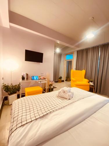 triple j hotel trang