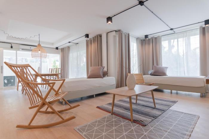 mini me hubs charm suites in old city