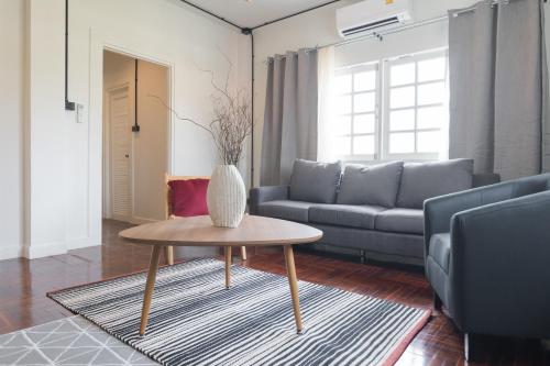 mini me hubs charm suites in old city