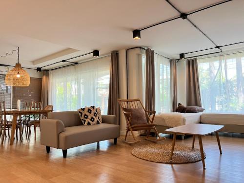 mini me hubs charm suites in old city