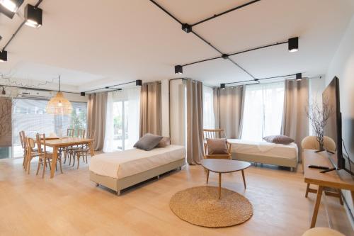 mini me hubs charm suites in old city