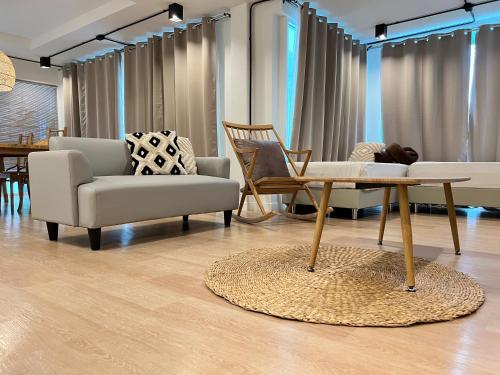 mini me hubs charm suites in old city
