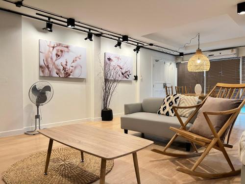 mini me hubs charm suites in old city