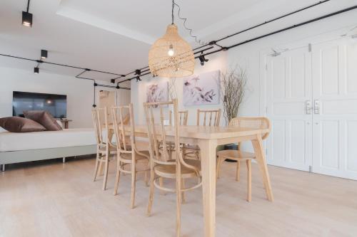 mini me hubs charm suites in old city