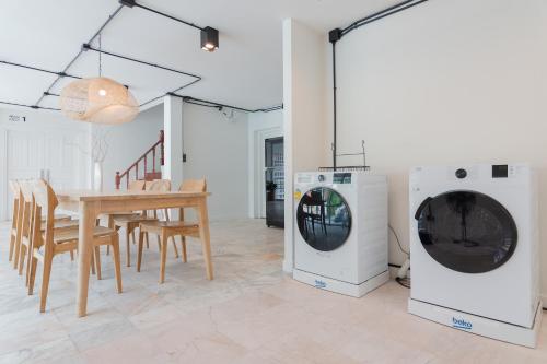 mini me hubs charm suites in old city
