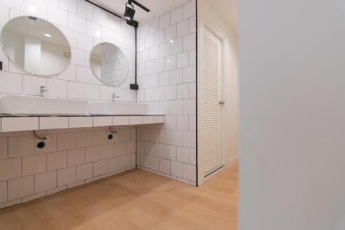 mini me hubs charm suites in old city