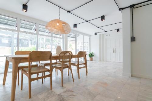 mini me hubs charm suites in old city