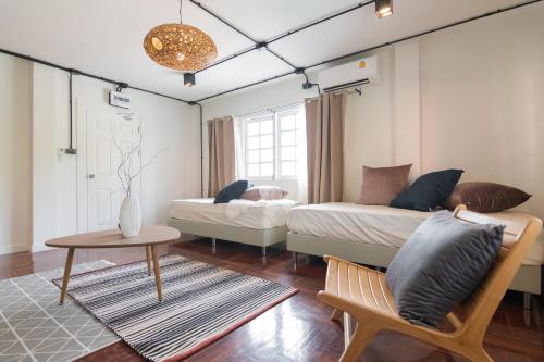 mini me hubs charm suites in old city