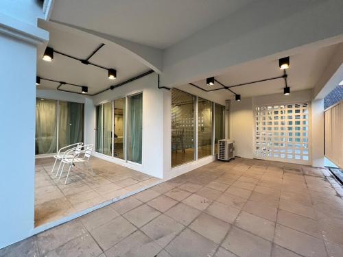 mini me hubs charm suites in old city