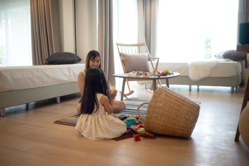 mini me hubs charm suites in old city