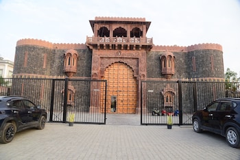 garh girvar resort and spa