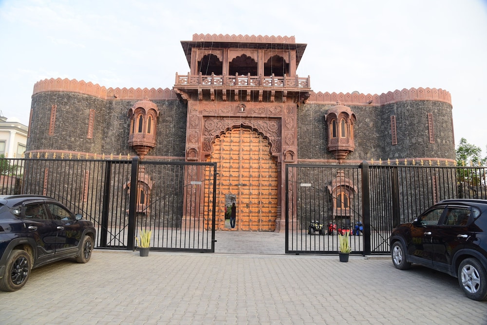 garh girvar resort and spa