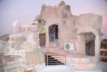 garh girvar resort and spa