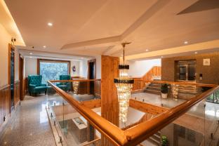 alt life luxe himalayan crown mcelodganj